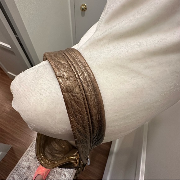 B. Makowsky Metallic Dark Gold 100% Leather Hobo Shoulder Bag - Picture 3 of 10